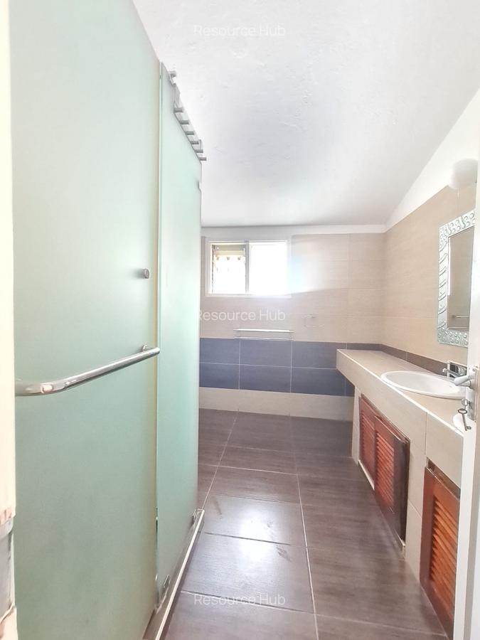 4 Bed House with En Suite at Hillview - 16