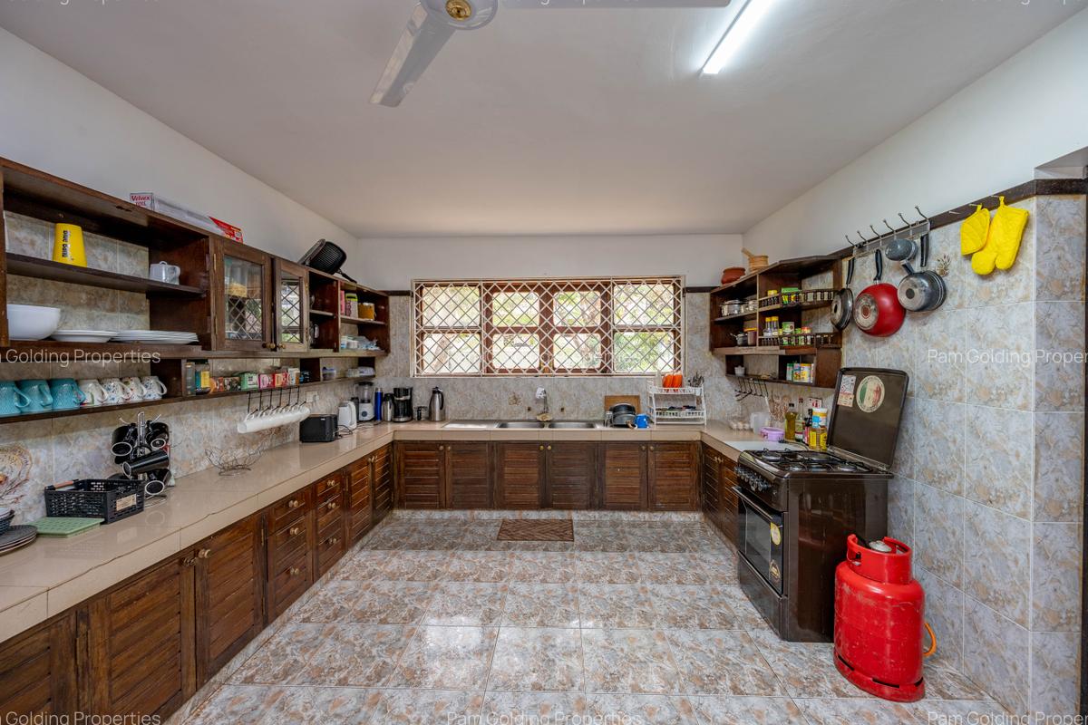 5 Bed Townhouse at Beach Road - 8