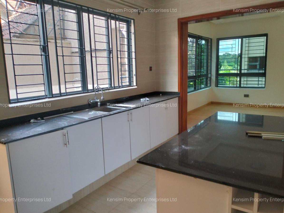 5 Bed Townhouse with En Suite in Lavington - 3
