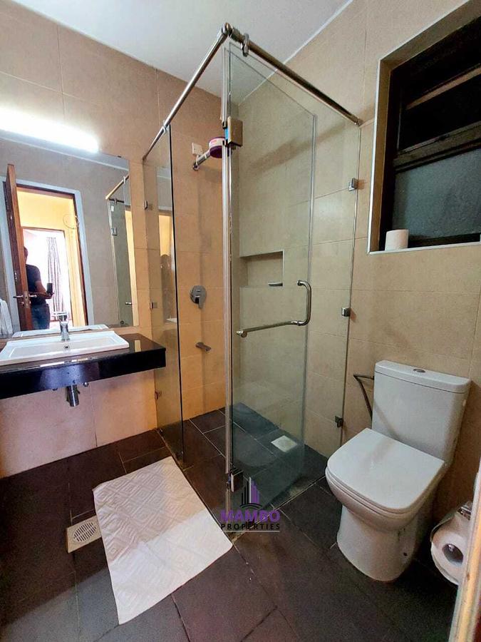 Serviced 2 Bed Apartment with En Suite at Dennis Pritt - 11