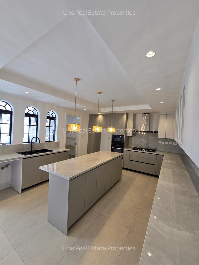 4 Bed Townhouse with En Suite in Brookside - 12