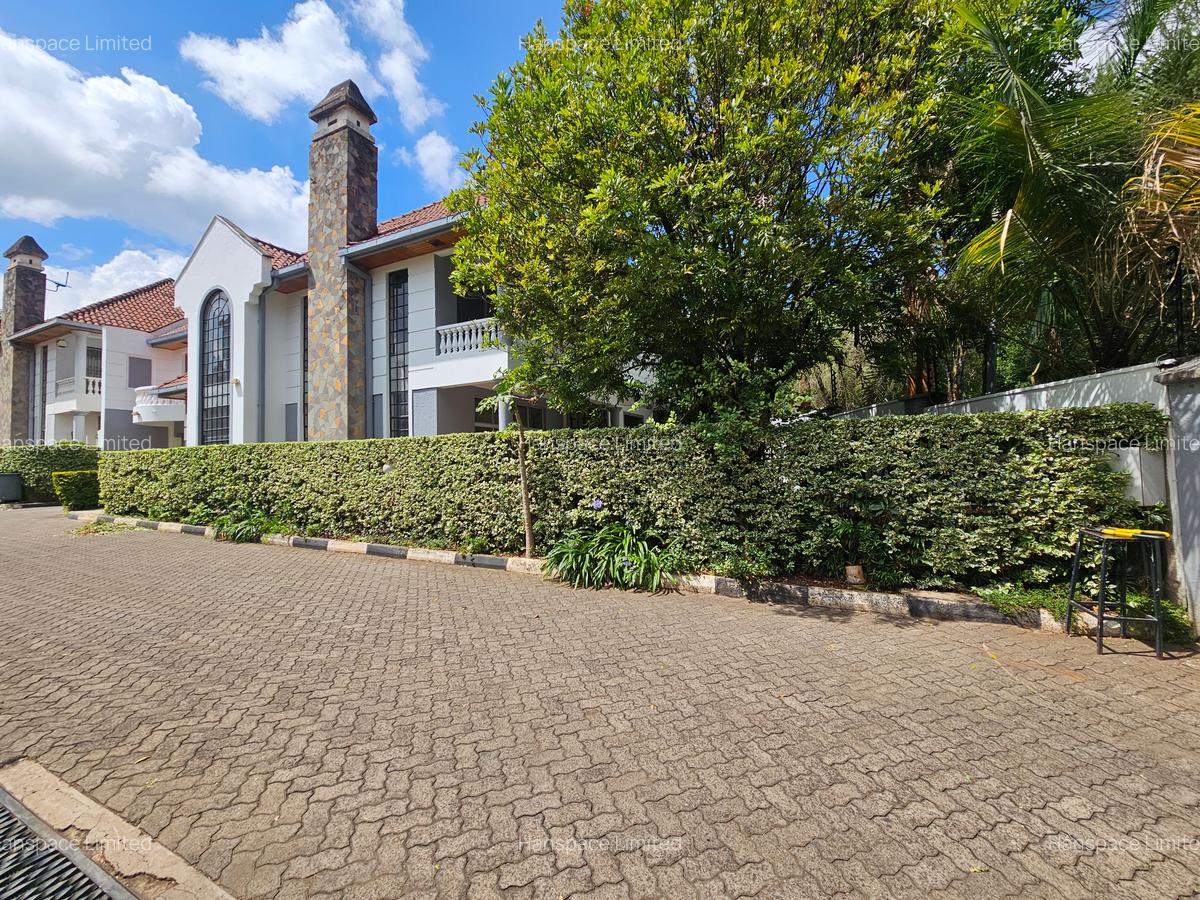 4 Bed Villa with En Suite at Kaputei Road - 15