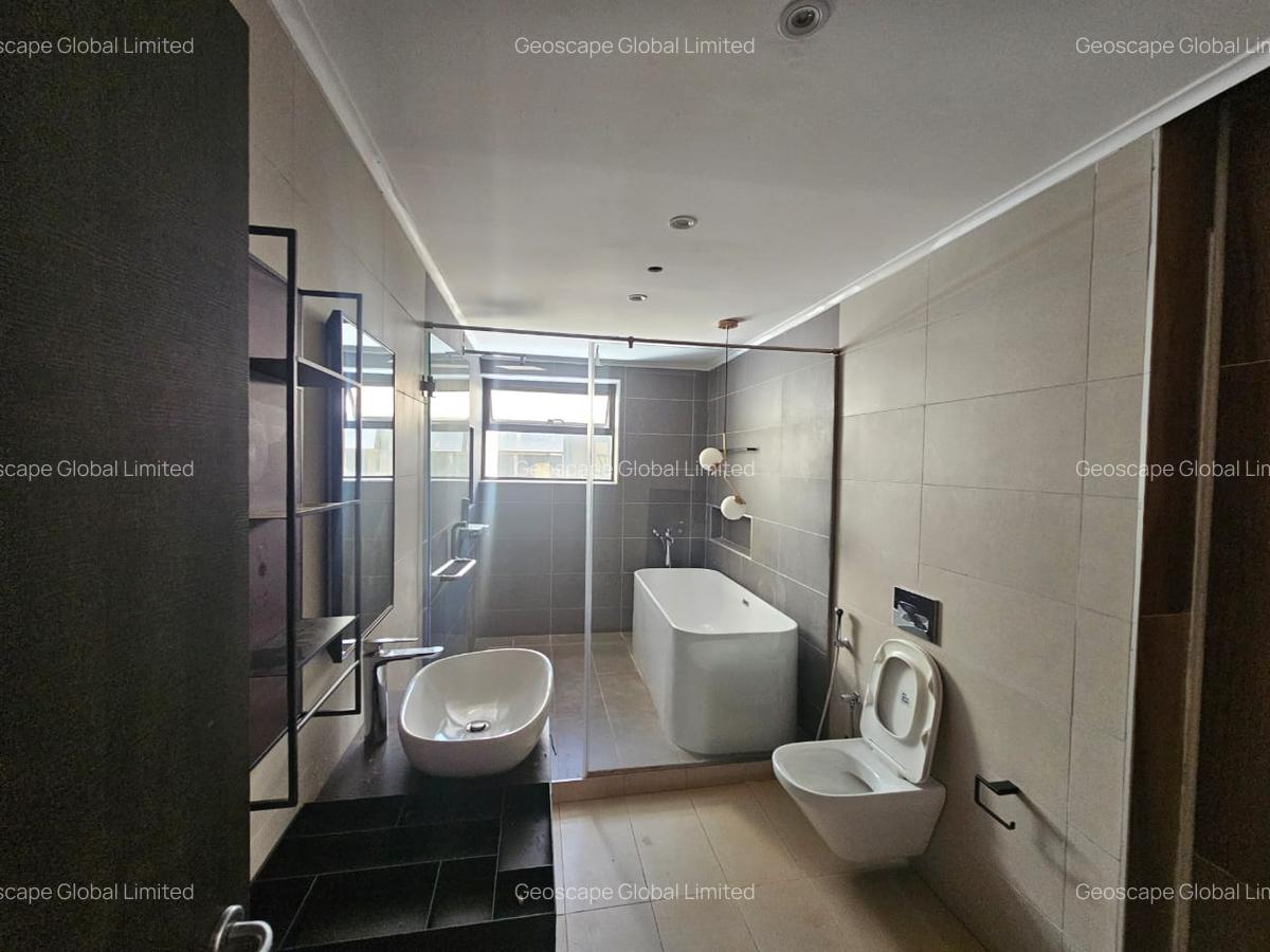 5 Bed House with En Suite in Runda - 7