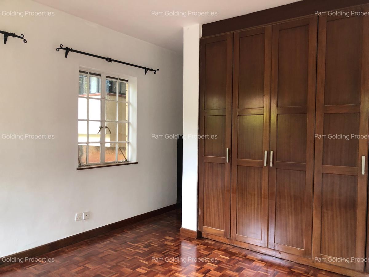 5 Bed House with En Suite in Rosslyn - 11