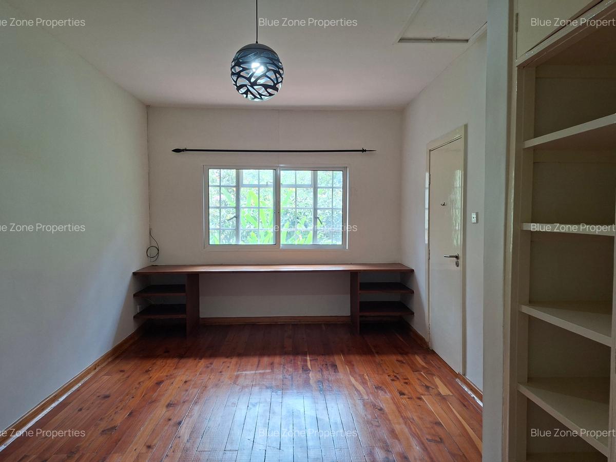 5 Bed House with En Suite at Off Ridgeways Rd - 16