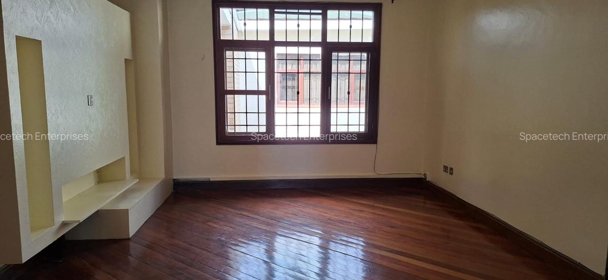 3 Bed House with En Suite in Hill View - 16