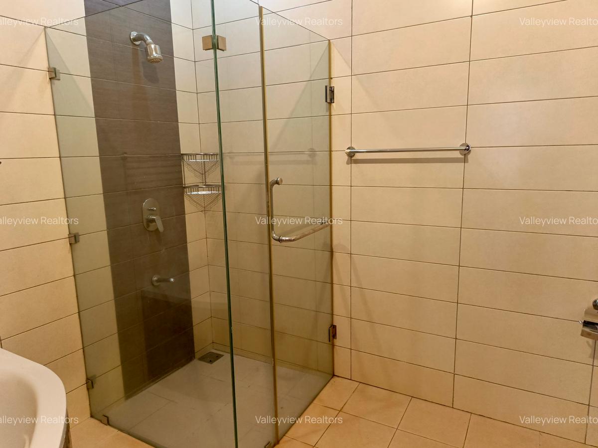 5 Bed Townhouse with En Suite at Lavington - 8