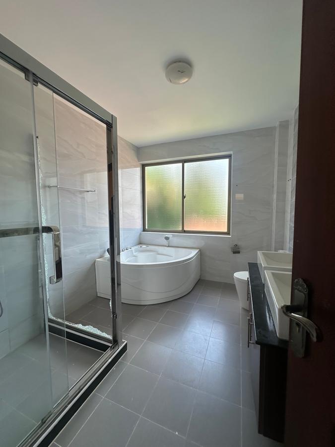 5 Bed Townhouse with En Suite in Lavington - 12
