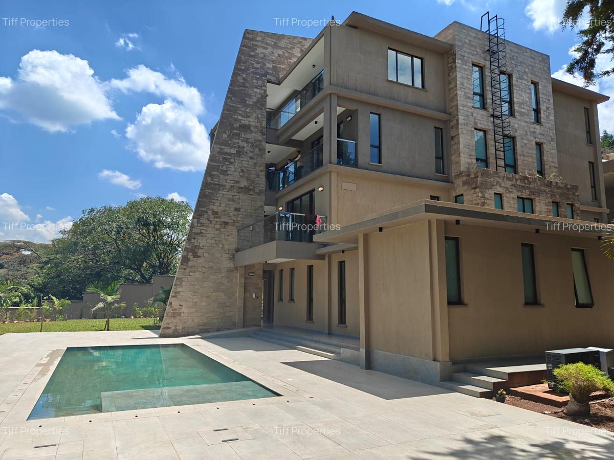 6 Bed House in Nyari - 1