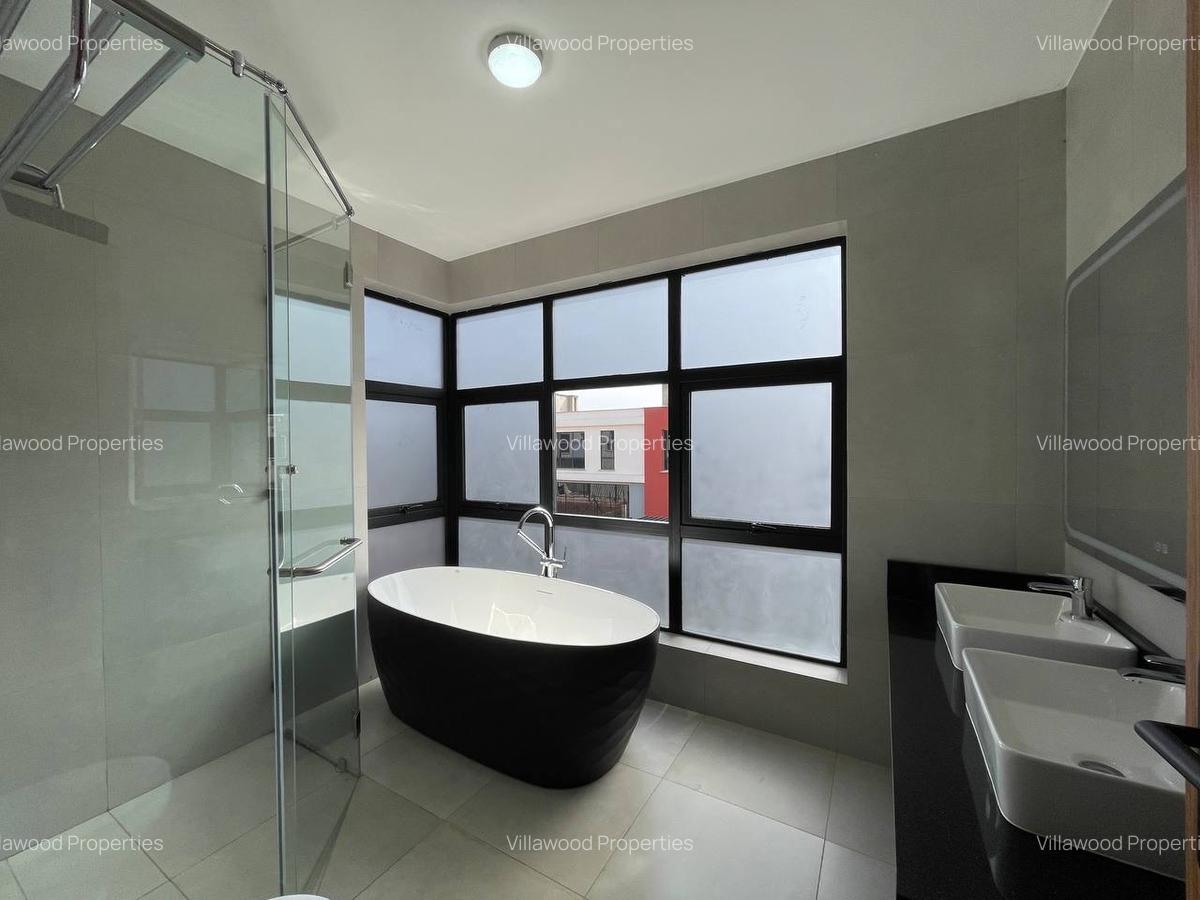 4 Bed Townhouse with En Suite in Membley - 11