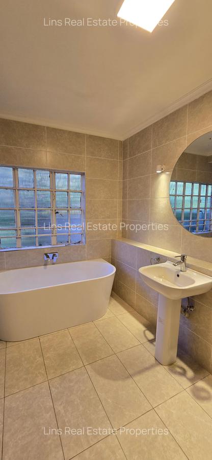 4 Bed House with En Suite in Lavington - 16