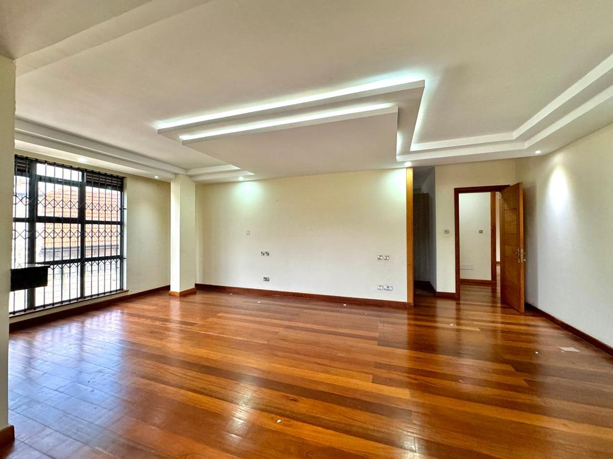 6 Bed Townhouse with En Suite in Nyari - 4