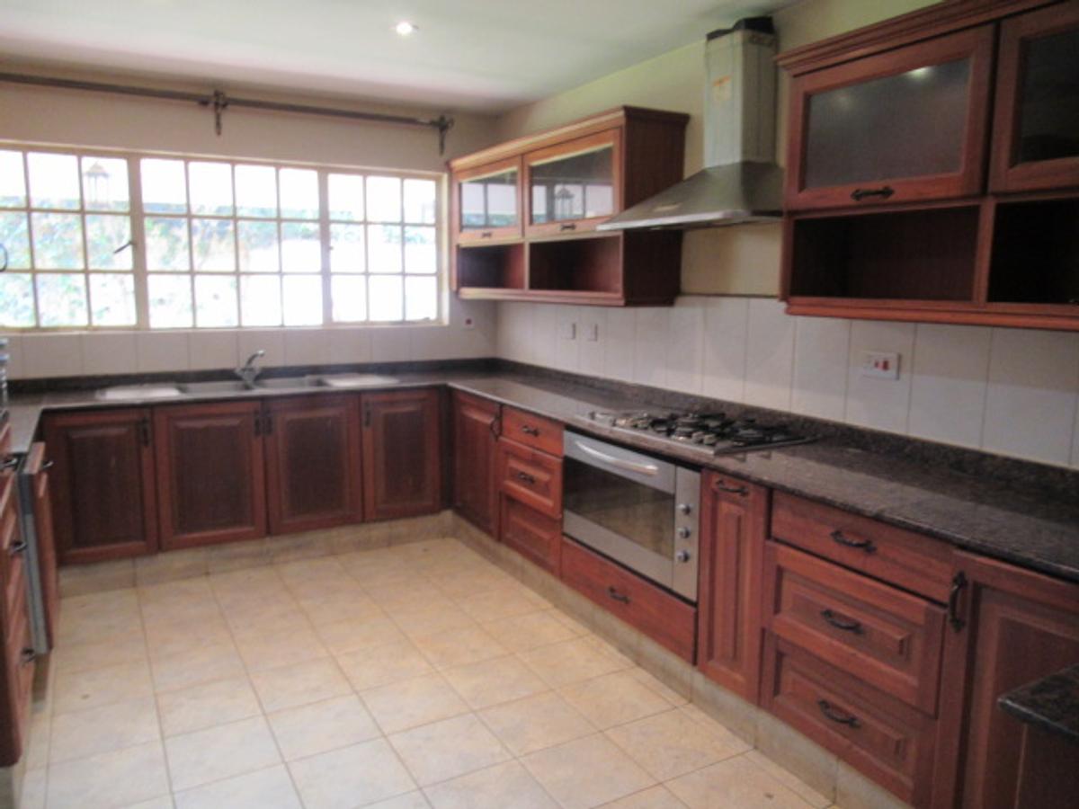 5 Bed Townhouse with En Suite at Lavington - 7