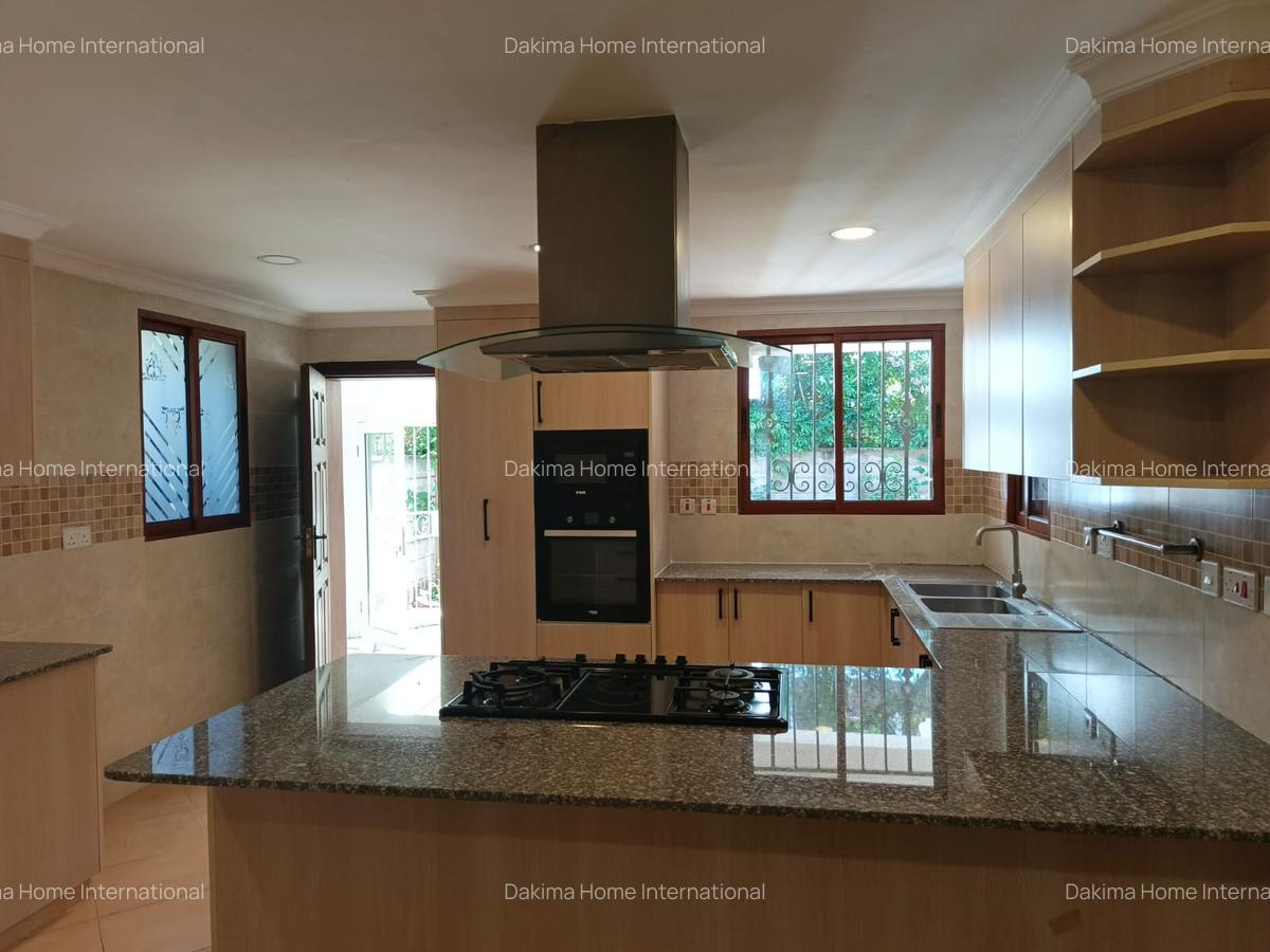 5 Bed Townhouse with En Suite in Spring Valley - 3