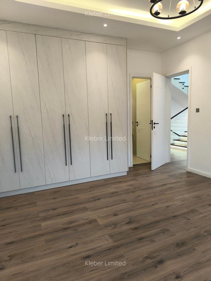 5 Bed Villa with En Suite at Lavington - 18