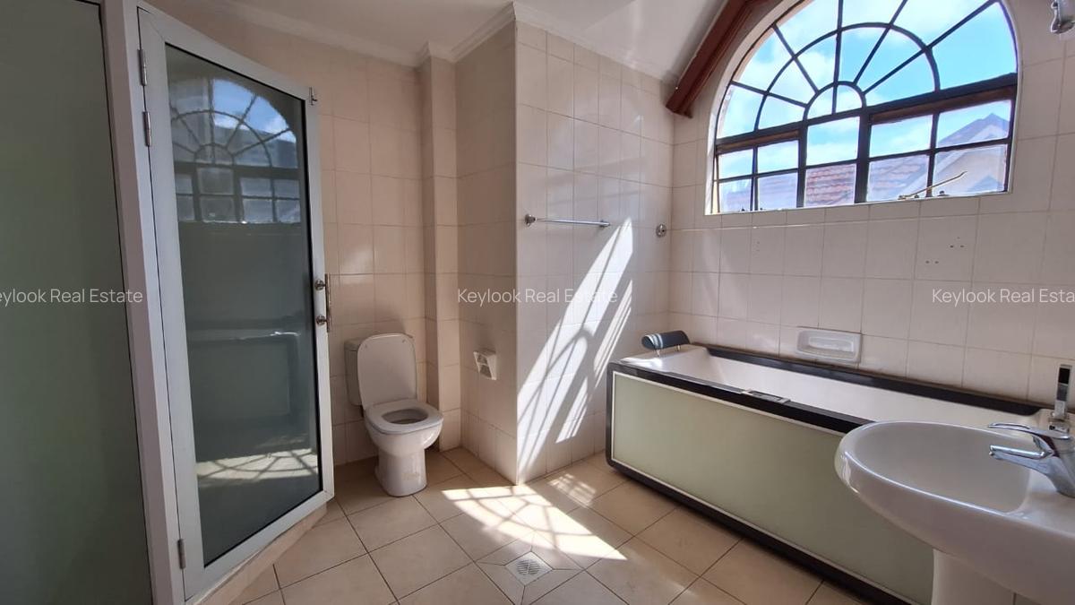 5 Bed Townhouse with En Suite at Lavington - 3