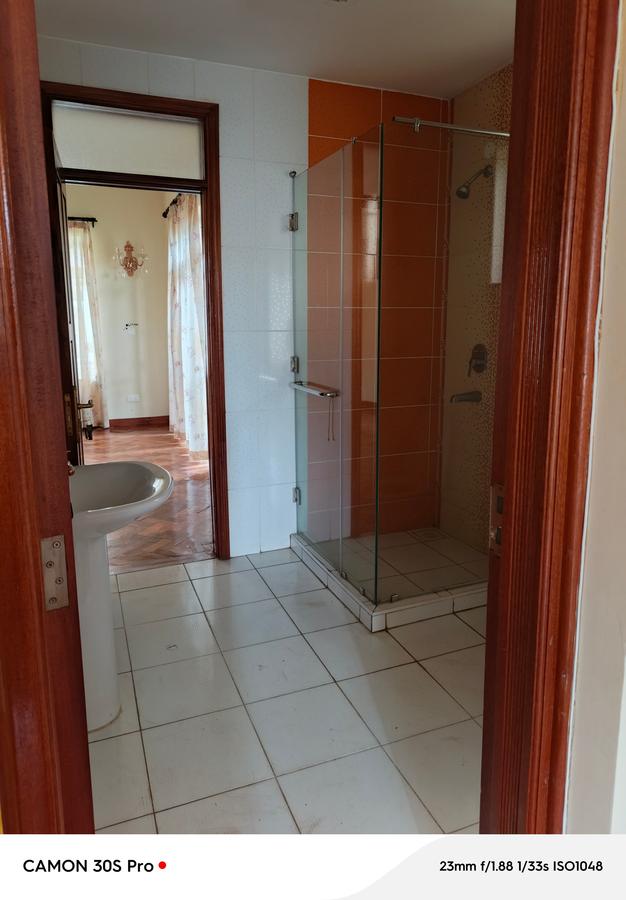 6 Bed Townhouse with En Suite at Lavington - 15