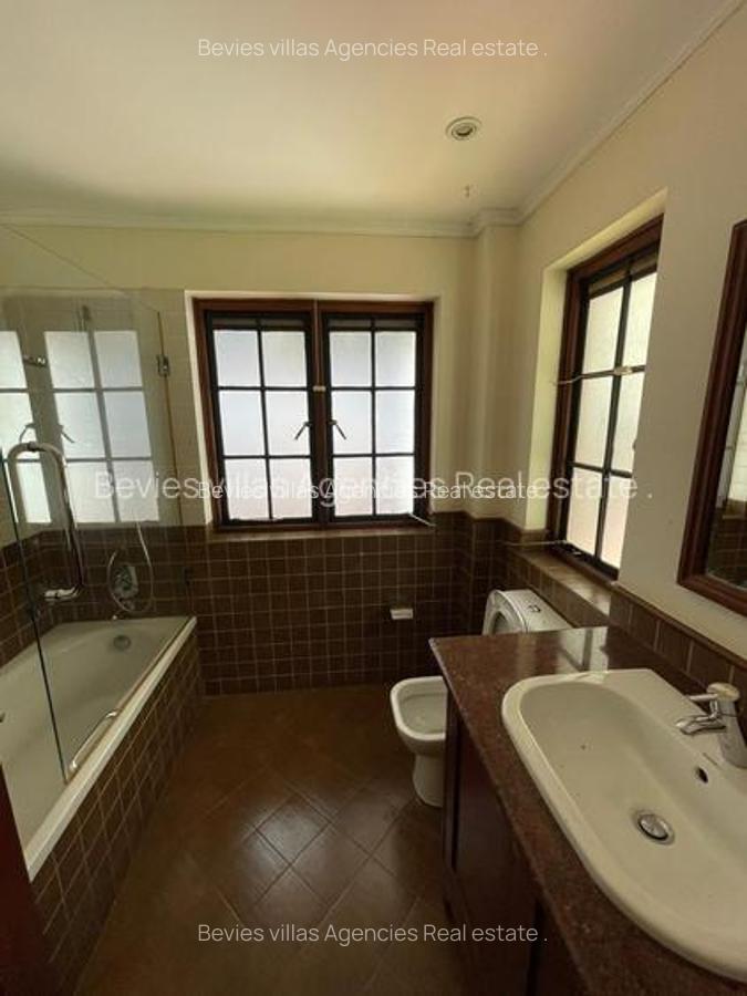 4 Bed Townhouse with En Suite in General Mathenge - 11