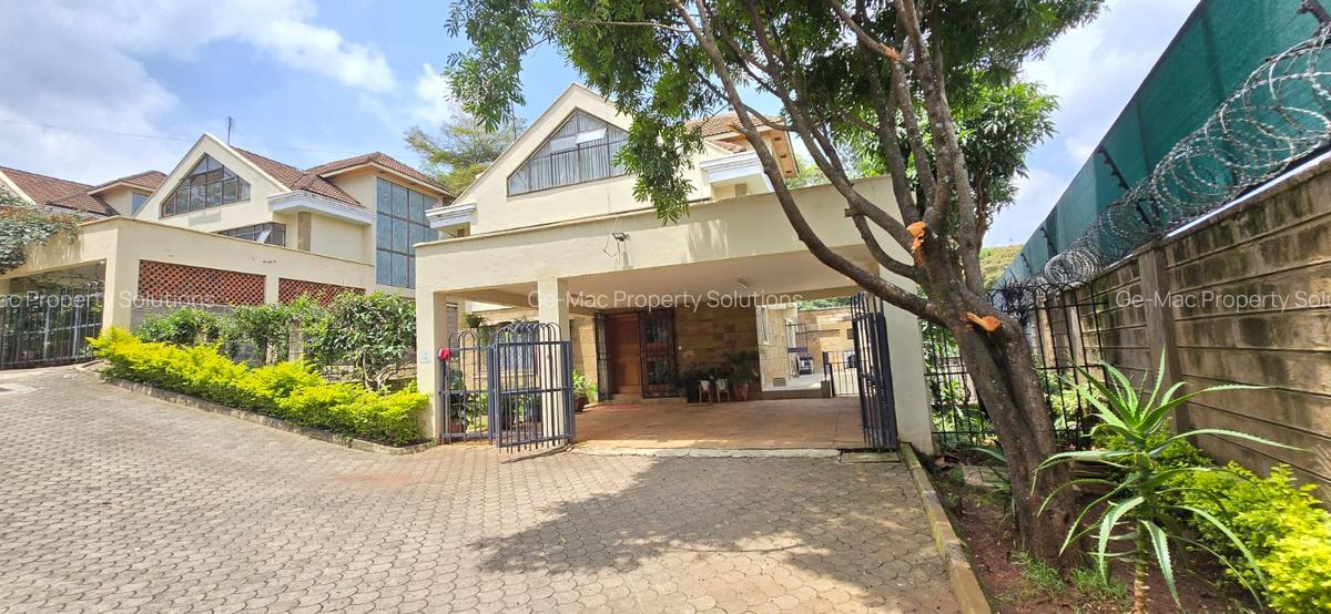 5 Bed House with En Suite in Lavington - 1