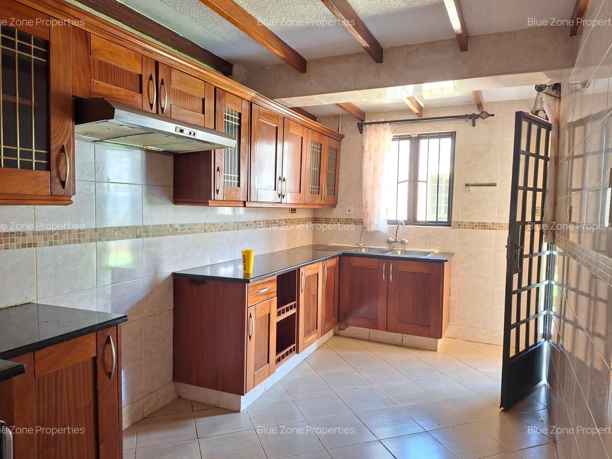 4 Bed Townhouse with En Suite at Close To Un - 10