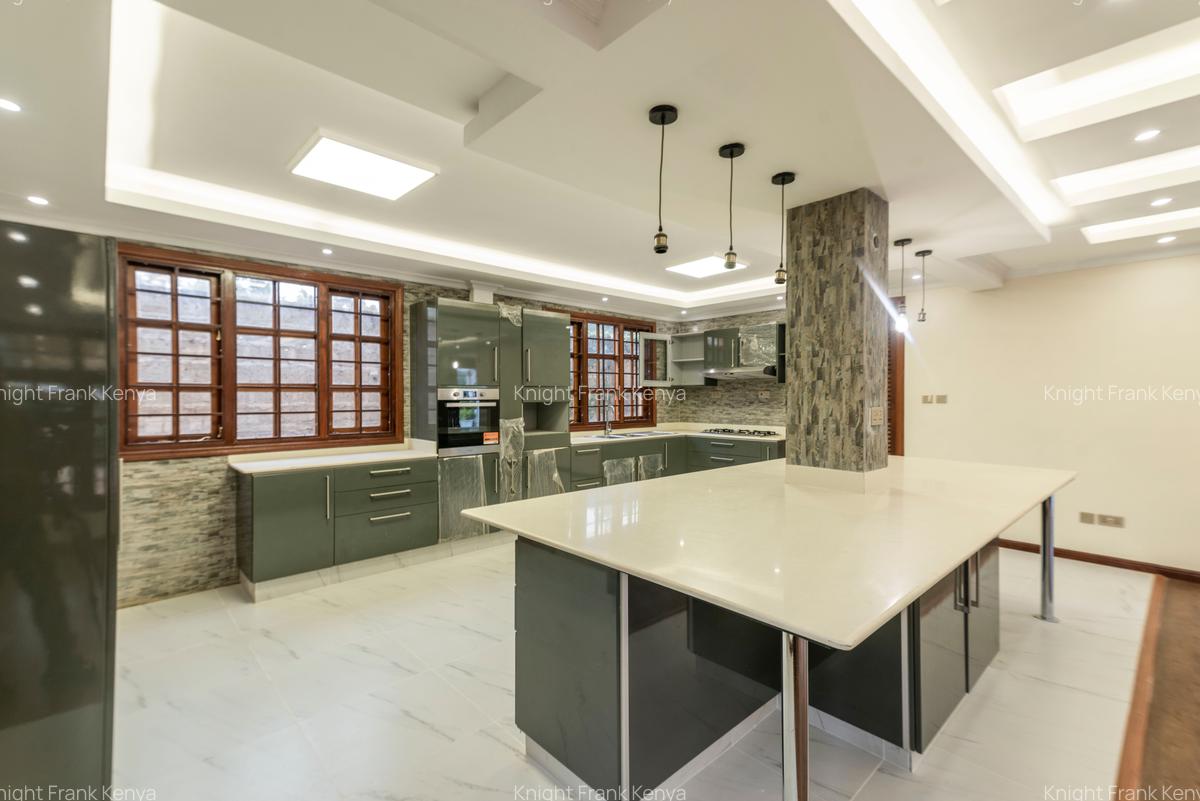 5 Bed House with En Suite in Ridgeways - 14