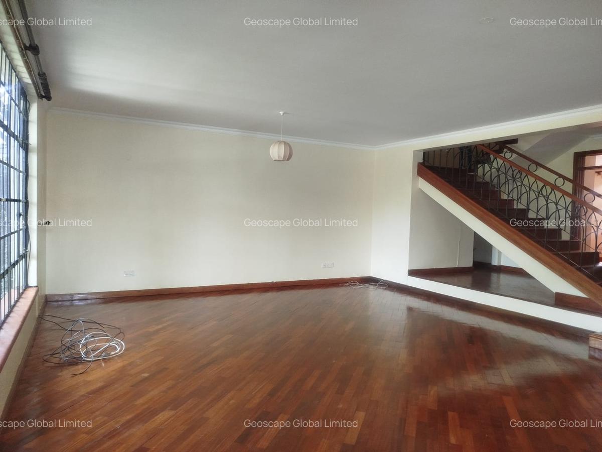 4 Bed House with En Suite in Lavington - 10