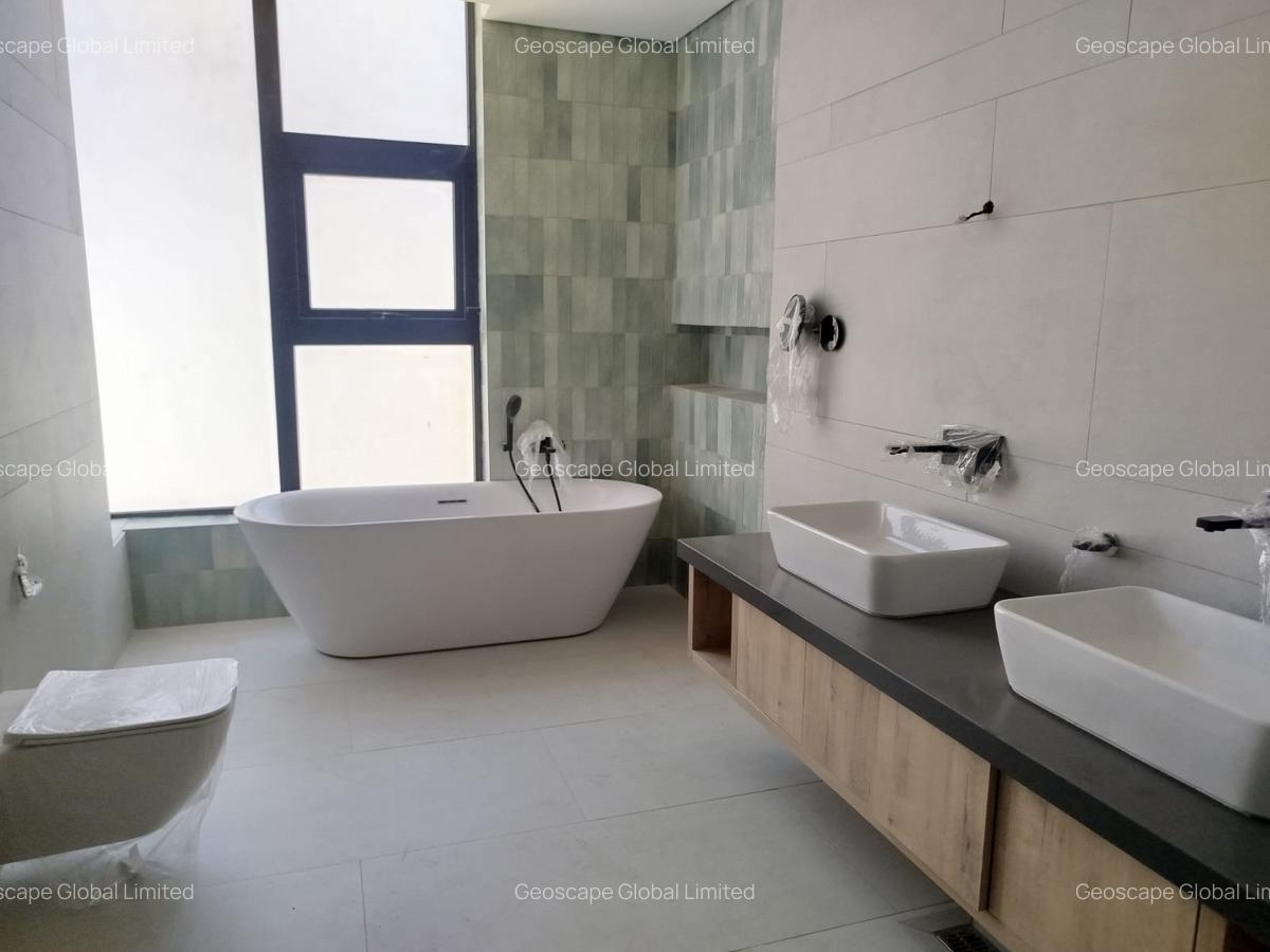 5 Bed House with En Suite in Spring Valley - 11