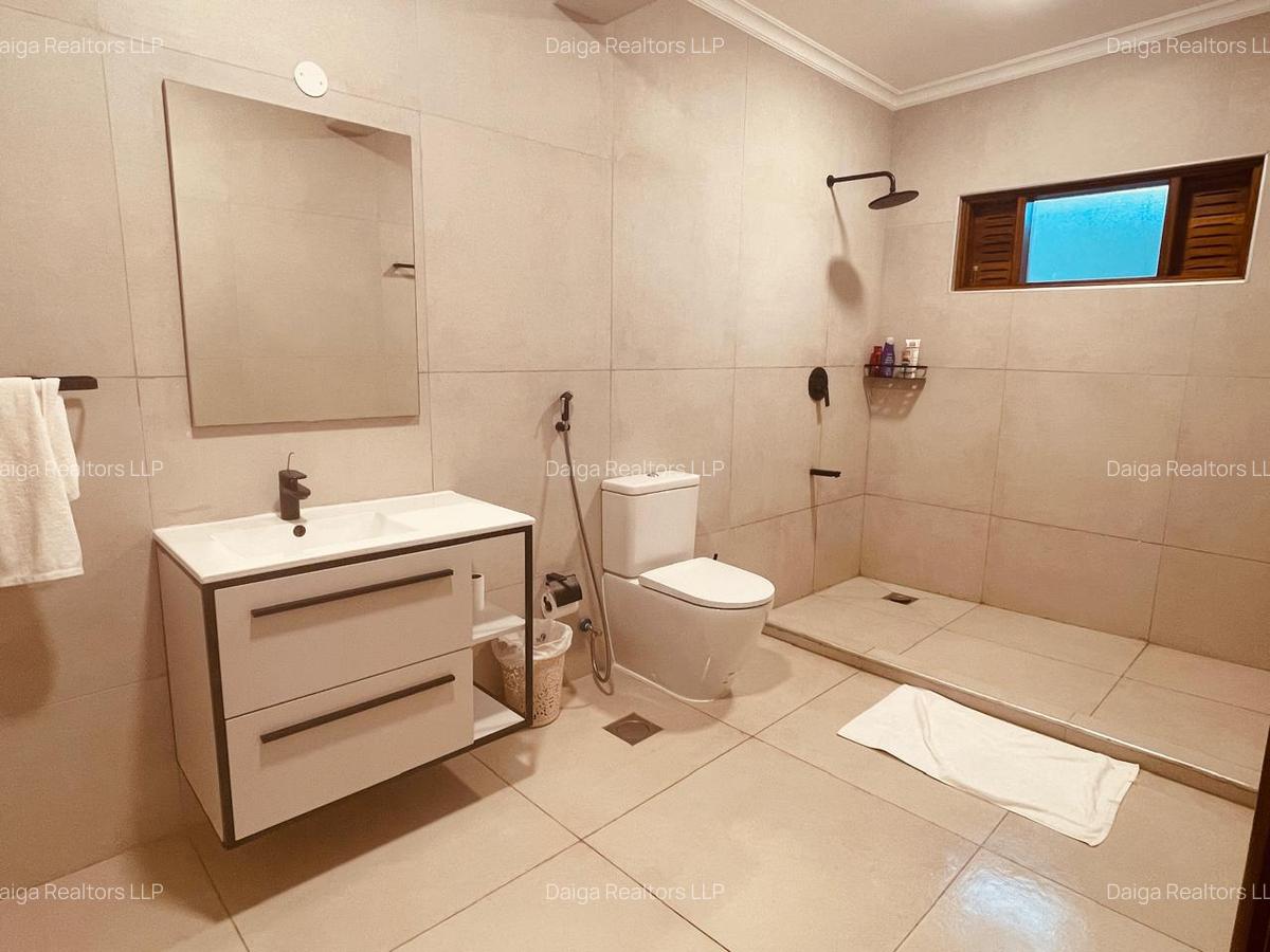 4 Bed Villa with En Suite in Bofa - 7