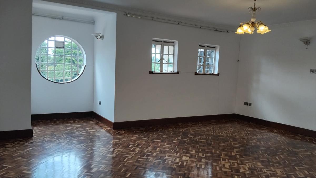 5 Bed House with En Suite in Runda - 14