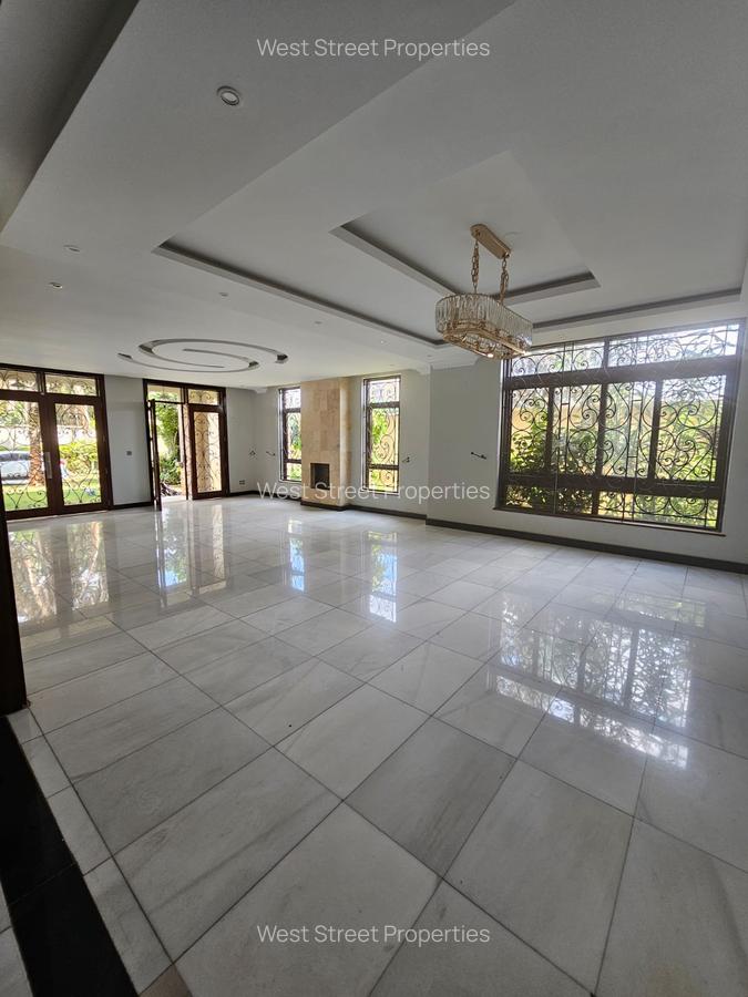 6 Bed Townhouse with En Suite at Lavington - 1