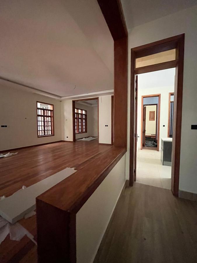 7 Bed Townhouse with Garden in Lavington - 3