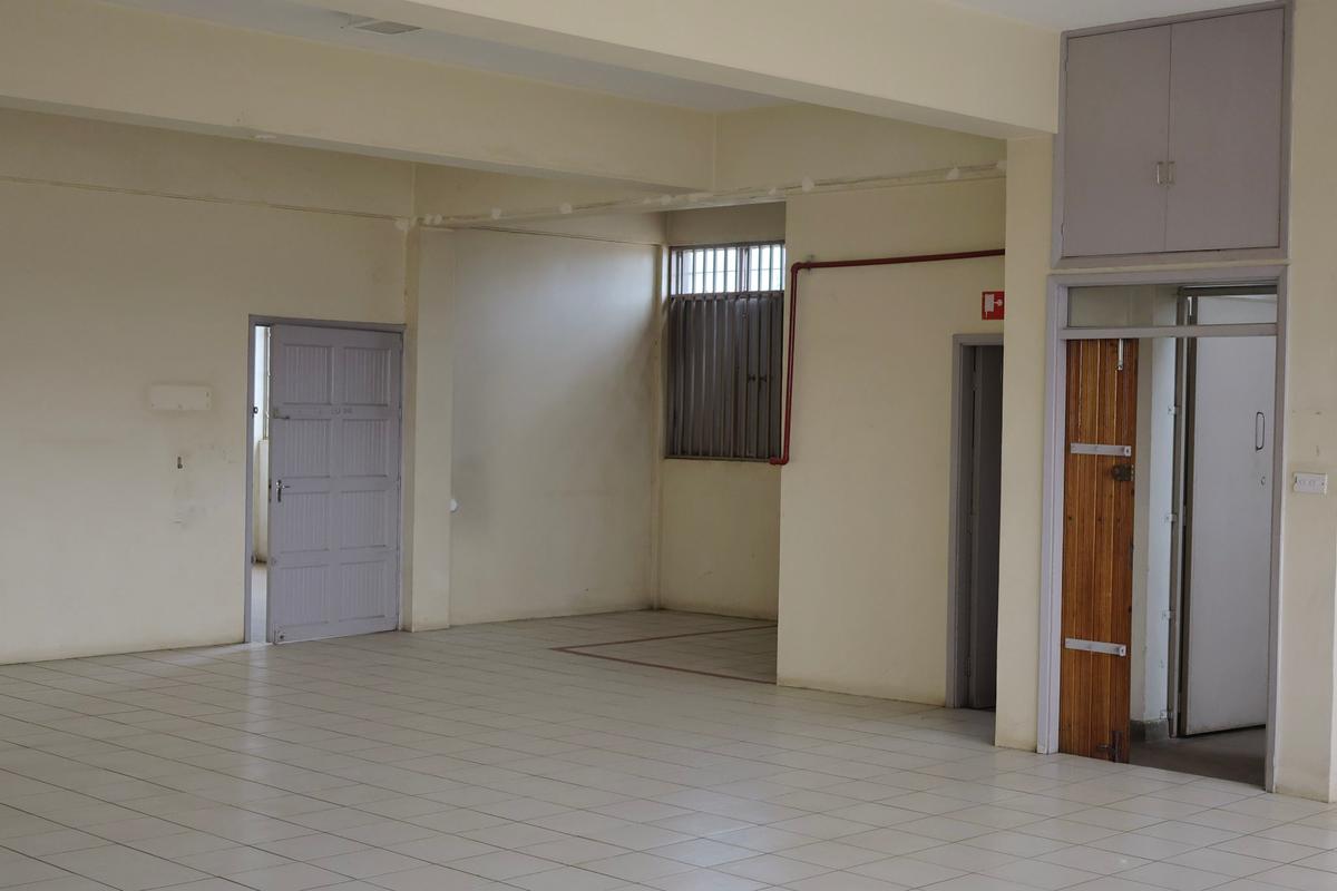 4,830 ft² Office with Service Charge Included in Industrial Area - 13