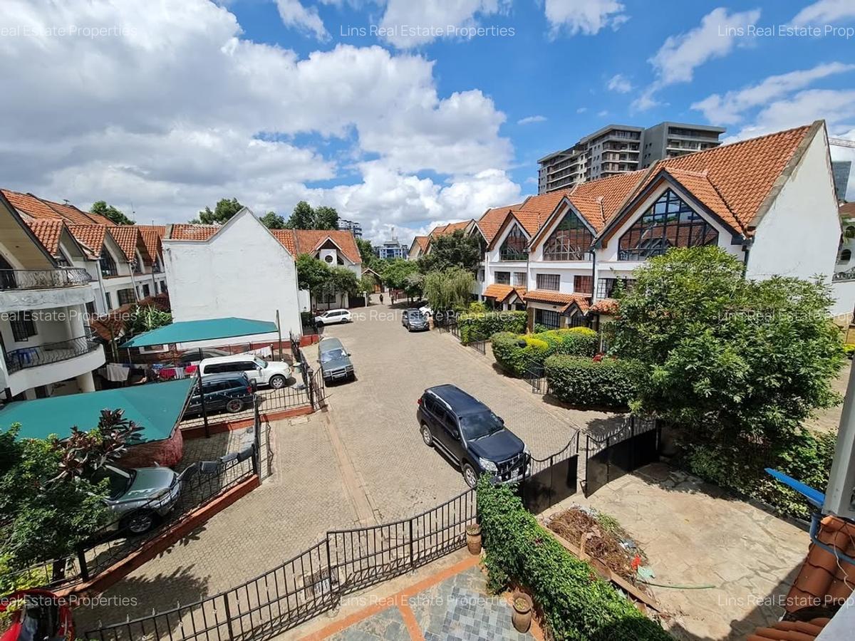 5 Bed Townhouse with En Suite in Brookside - 3