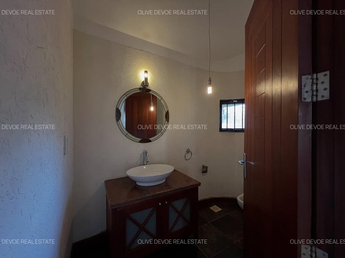 5 Bed House with En Suite in Runda - 15