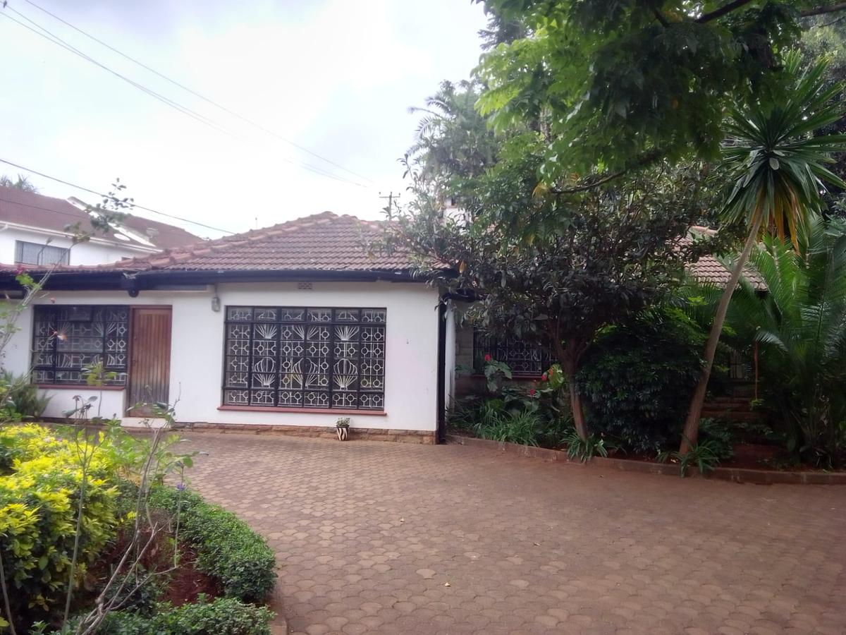 4 Bed House with En Suite in Lavington - 2