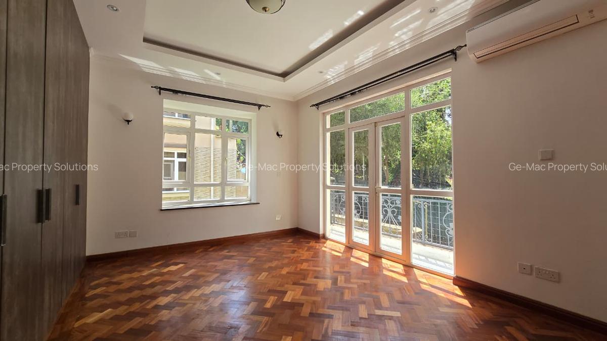 5 Bed House with En Suite in Lavington - 15