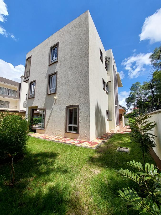 5 Bed House with En Suite in Lavington - 7