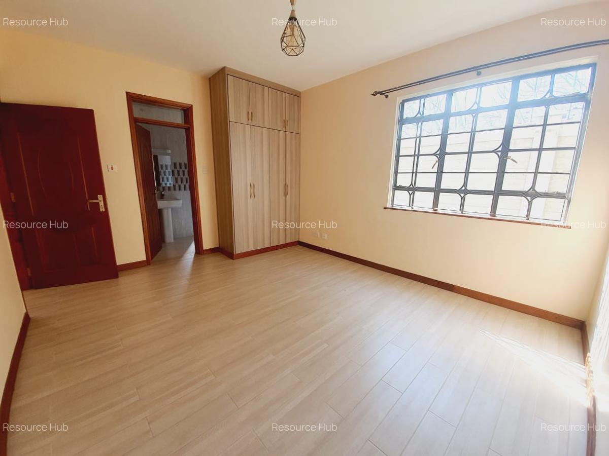 4 Bed Townhouse with En Suite at Riverside - 14