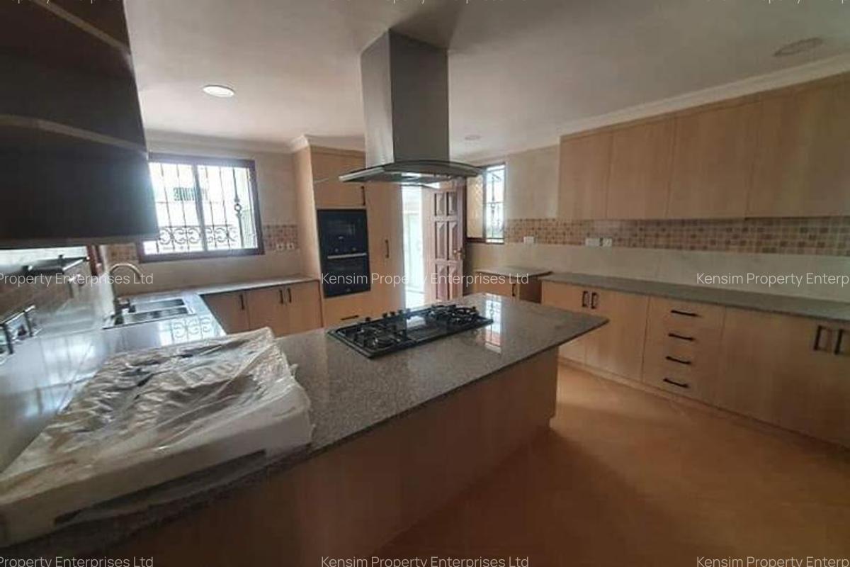 5 Bed Townhouse with En Suite in Spring Valley - 18