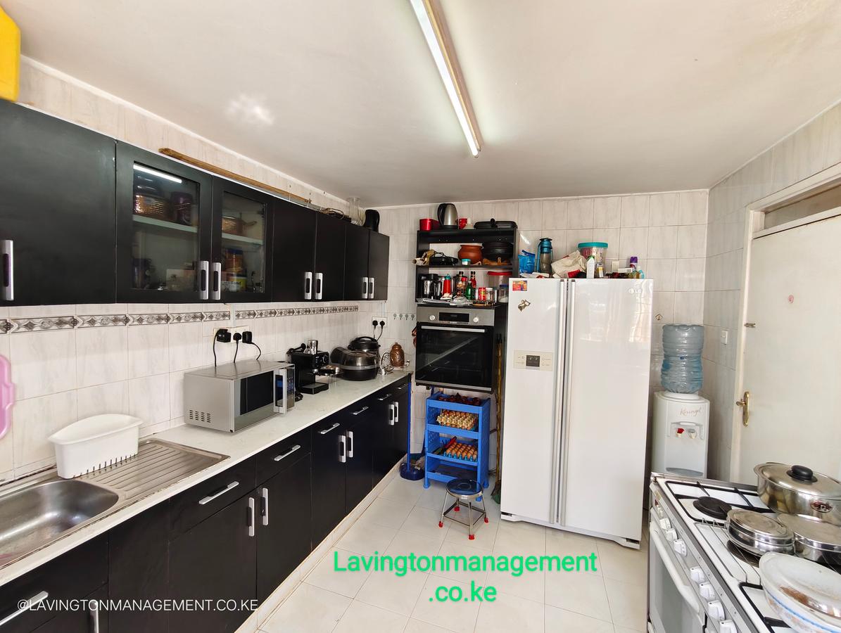 3 Bed House with En Suite at Lavington West Estate - 9