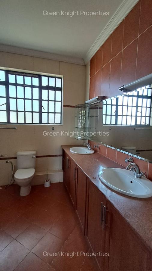 4 Bed House with En Suite in Lavington - 14