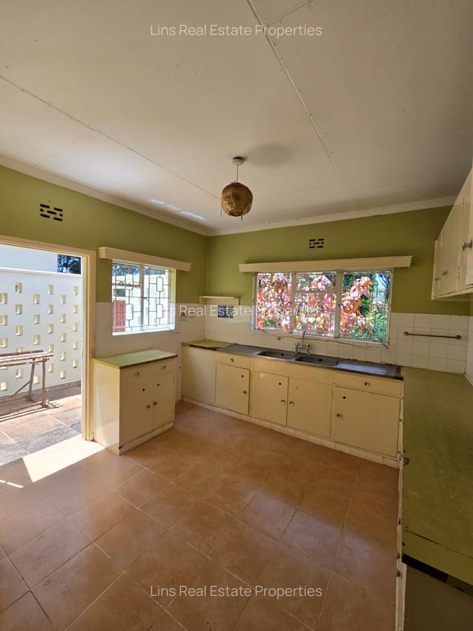 4 Bed House with En Suite in Runda - 19