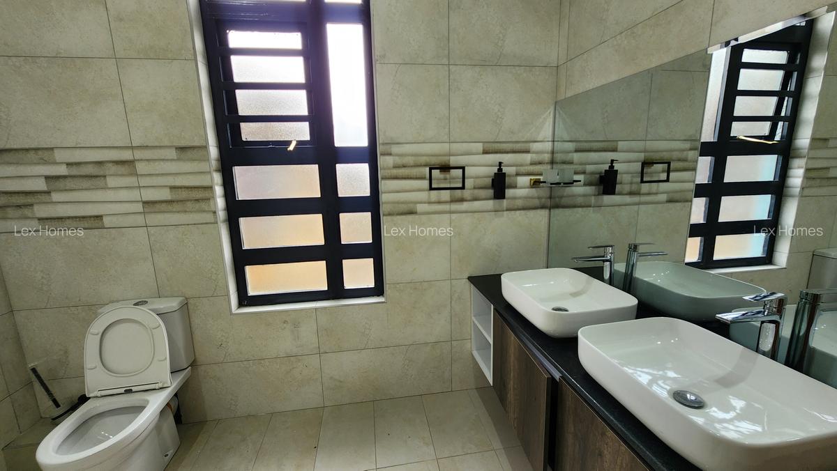 4 Bed House with En Suite at - 17