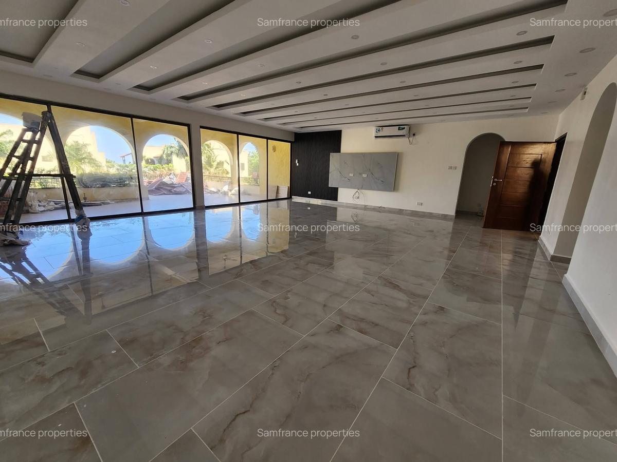 Serviced 3 Bed Apartment with En Suite at Green Wood - 5