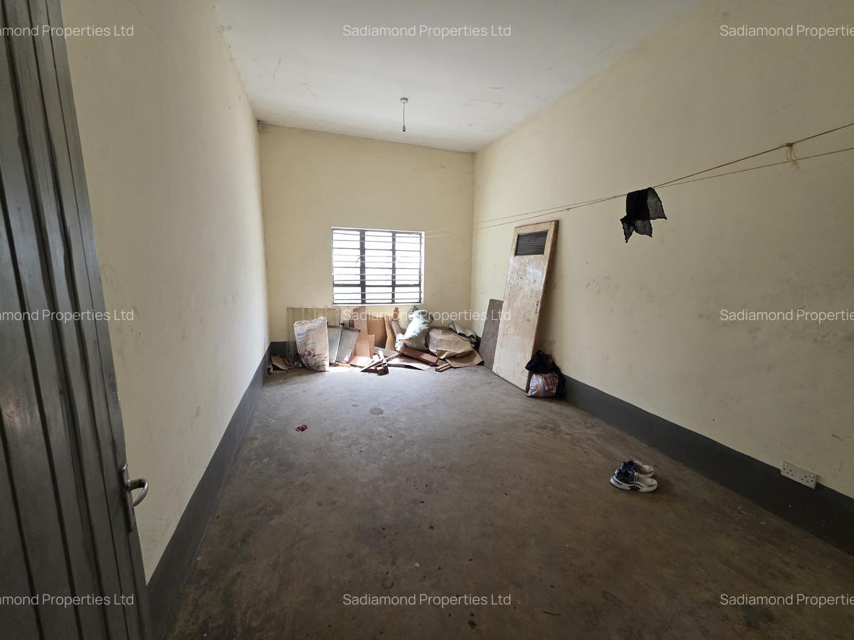 4,500 ft² Warehouse with Parking in Industrial Area - 6