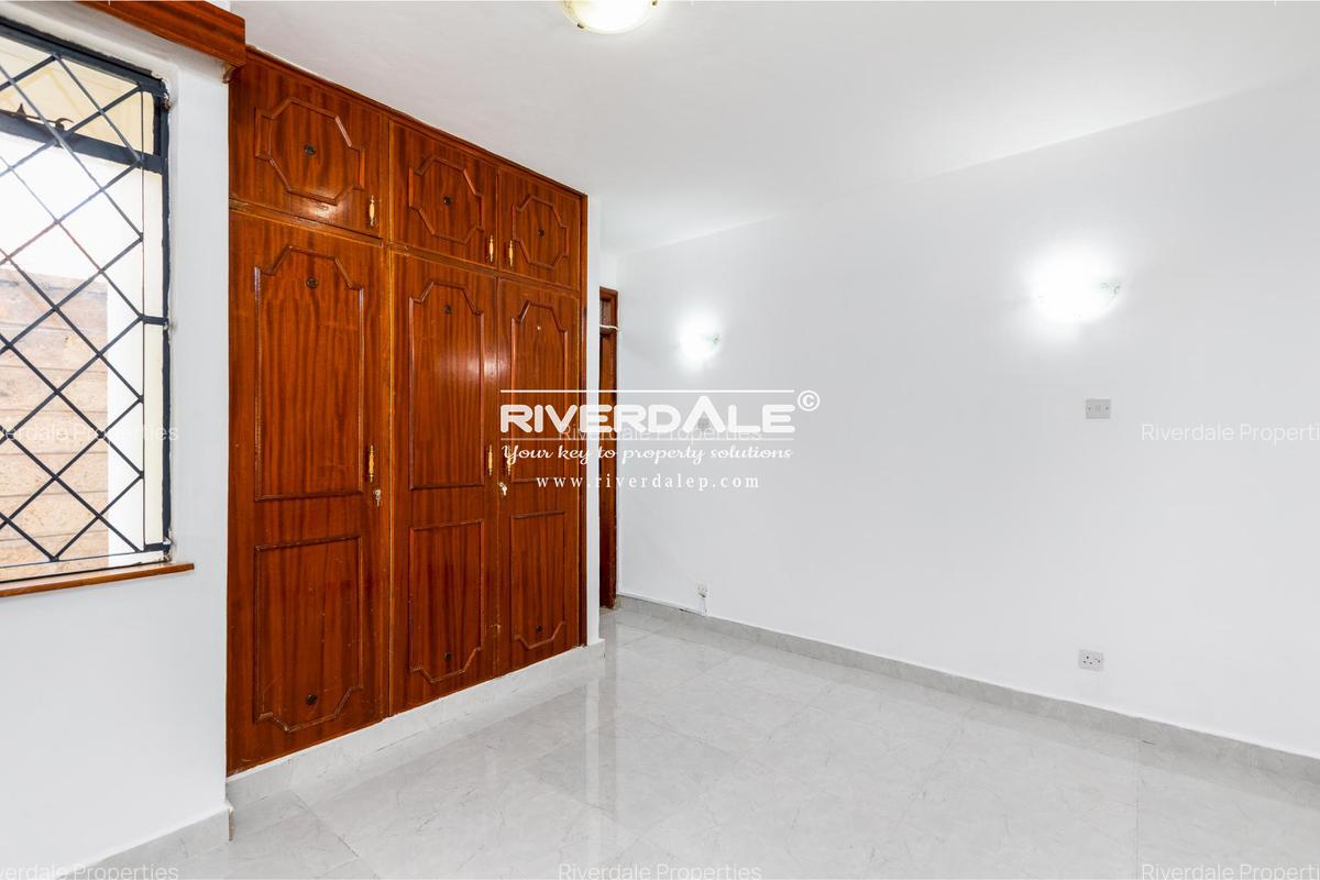 5 Bed Townhouse with En Suite in Lavington - 4