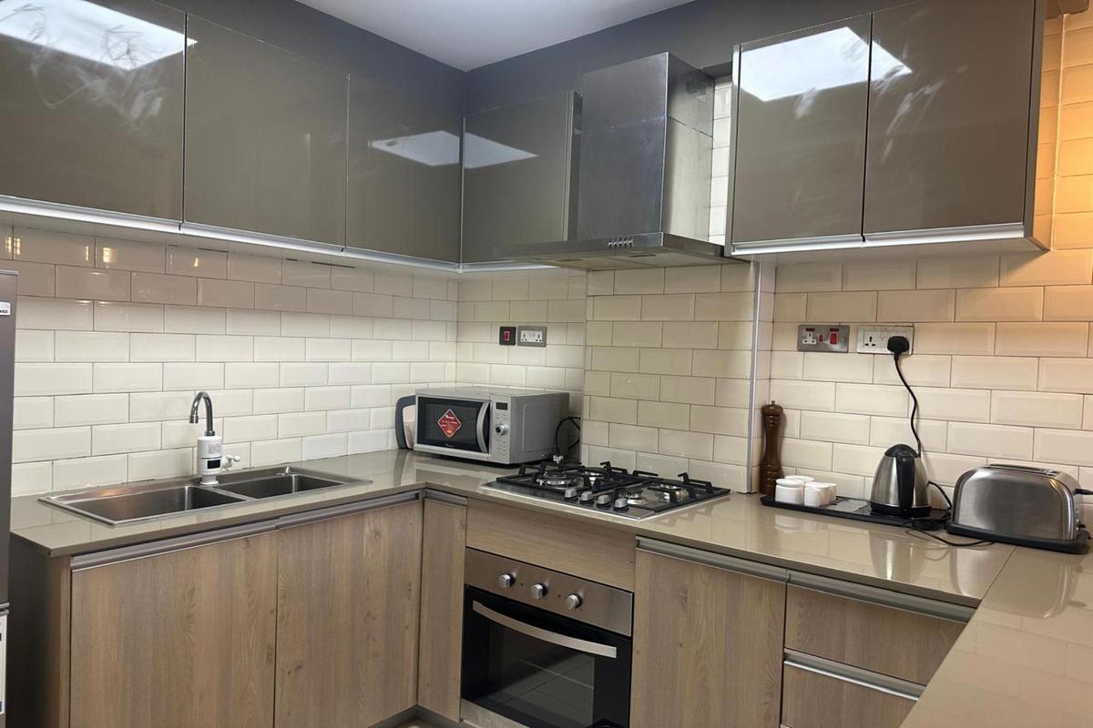 Serviced 1 Bed Apartment with Gym at Riverside Drive - 4