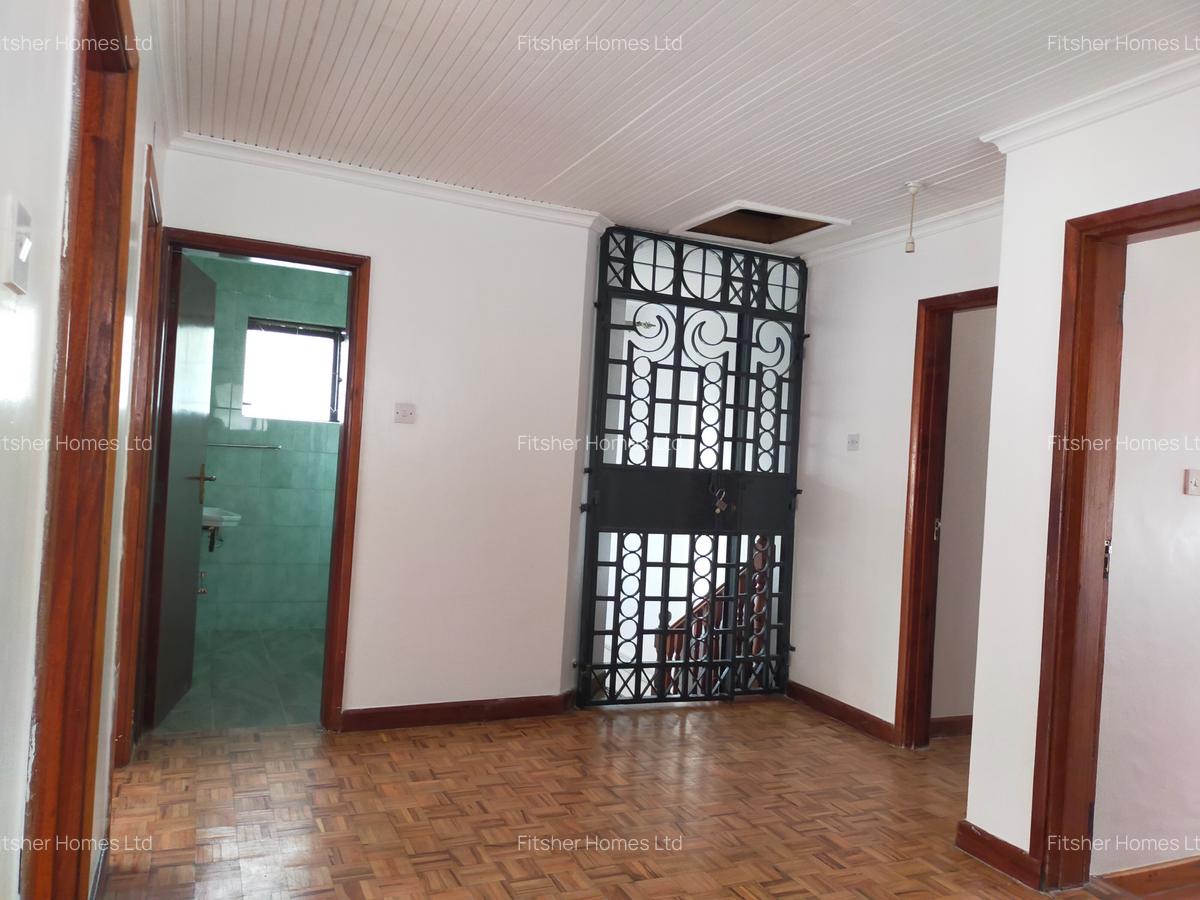4 Bed House with En Suite in Lavington - 11