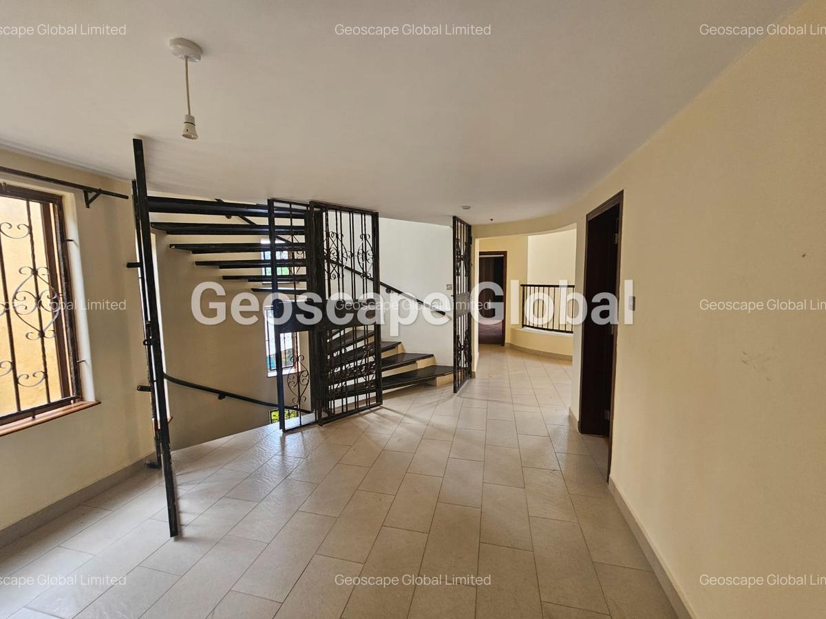 5 Bed Townhouse with En Suite in Spring Valley - 3