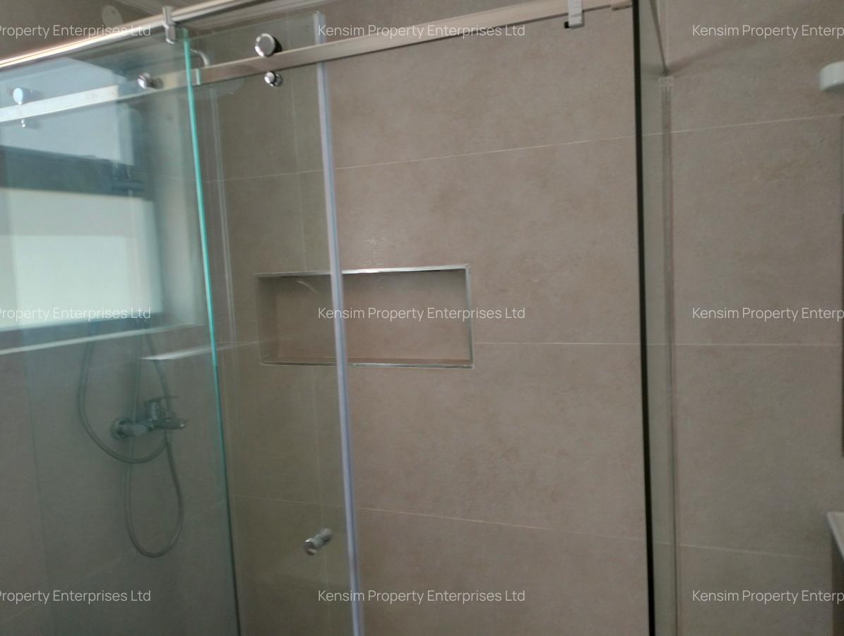 5 Bed House with En Suite in Runda - 12